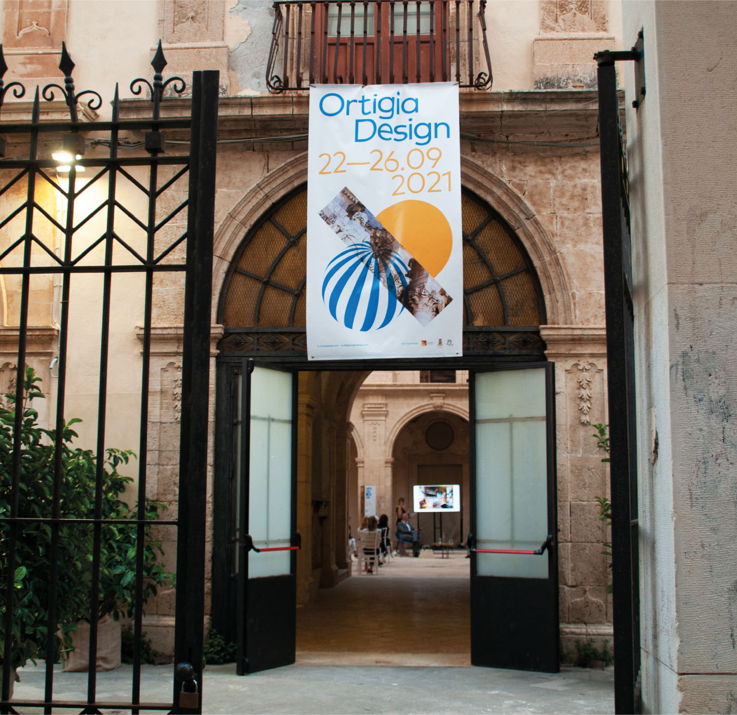 8-banner-world-brand-design.jpg 8-banner-world-brand-design.jpg